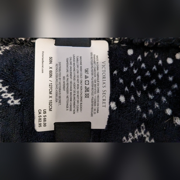 Victoria's secret blanket - Picture 2 of 5